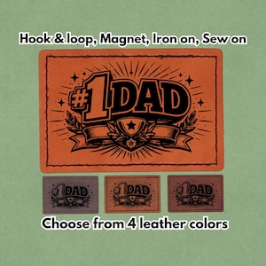 Puede incluir: Parche rectangular de cuero naranja con el texto "#1 DAD" en negro, rodeado por un diseño de estrella, hojas de laurel y una pancarta. Debajo hay tres parches más pequeños en diferentes colores. El texto "Elige entre 4 colores de cuero" está en la parte inferior.