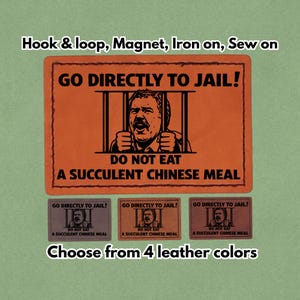 Può includere: Toppa rettangolare arancione con la scritta "GO DIRECTLY TO JAIL! DO NOT EAT A SUCCULENT CHINESE MEAL" e un'illustrazione di un uomo dietro le sbarre. Sotto, tre toppe più piccole di diversi colori. Il testo "Choose from 4 leather colors" è in basso.