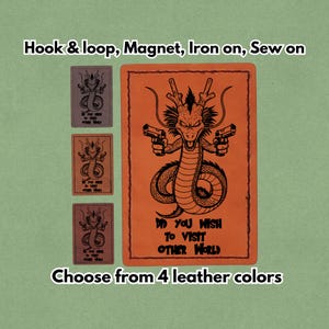Könnte beinhalten: Orangenes Lederpatch mit einem schwarzen Drachendesign, das zwei Pistolen hält, mit dem Text "DID YOU WISH TO VISIT OTHER WORLD". Enthält auch drei kleinere Patches in verschiedenen Farben mit dem gleichen Drachendesign. Der Text "Hook & loop, Magnet, Iron on, Sew on" steht oben und "Choose from 4 leather colors" unten.