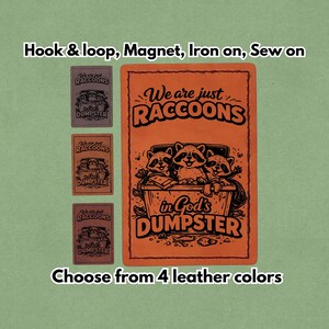 Op de afbeelding: Oranje leren patch met de tekst "We are just Raccoons in God's Dumpster" en een afbeelding van wasberen. Inclusief drie kleinere patches in verschillende kleuren. Verkrijgbaar als klittenband, magneet, om op te strijken of op te naaien.