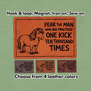 Op de afbeelding: Rechthoekige leren patch met een paardenillustratie en de tekst "FEAR THE MAN WHO HAS PRACTICED ONE KICK TEN THOUSAND TIMES." Verkrijgbaar in vier kleuren. Opties: klittenband, magneet, om op te strijken of op te naaien.