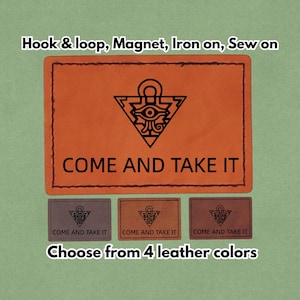 Könnte beinhalten: Orangenes Lederpatch mit dem Text "COME AND TAKE IT" und einer schwarzen Grafik. Das Bild zeigt das Patch in vier verschiedenen Lederfarben. Das Patch kann mit Klettverschluss, Magnet, zum Aufbügeln oder zum Aufnähen befestigt werden.
