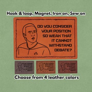 Op de afbeelding: Oranje leren patch met een lijntekening van een persoon en de tekst "DO YOU CONSIDER YOUR POSITION SO WEAK THAT IT CANNOT WITHSTAND DEBATE?". Bevat drie kleinere patches in verschillende kleuren. De tekst "Choose from 4 leather colors" is ook aanwezig.