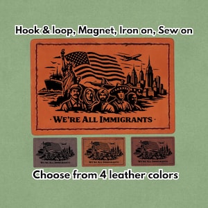Può includere: Toppa in pelle arancione con un'illustrazione della Statua della Libertà, della bandiera americana e di un gruppo eterogeneo di persone. Il testo recita "WE'RE ALL IMMIGRANTS." Opzioni: velcro, magnete, da stirare o da cucire. Disponibile in 4 colori di pelle.