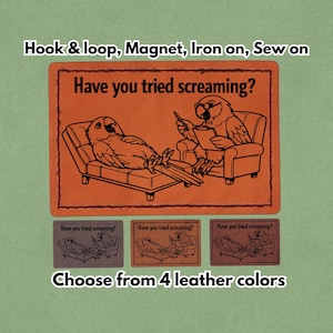Puede incluir: Parche rectangular naranja con el texto "Have you tried screaming?" y una ilustración de dos loros en una sesión de terapia. Debajo, tres parches más pequeños de diferentes colores. El texto "Choose from 4 leather colors" está en la parte inferior.