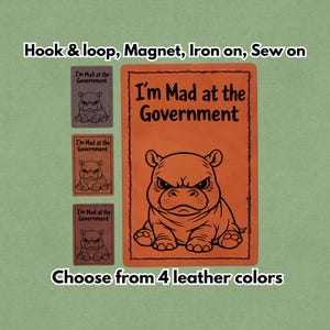Può includere: Toppa in pelle arancione con la scritta "I'm Mad at the Government" e un ippopotamo dei cartoni animati. Include toppe più piccole in vari colori di pelle. Opzioni: velcro, magnete, da stirare o da cucire.