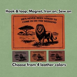 Puede incluir: Parche rectangular naranja con una ilustración de león y el texto "HE'S NEVER BEEN ASKED TO COME IN ON THE WEEKEND." Debajo, tres parches más pequeños en diferentes colores con el mismo diseño. El texto "Choose from 4 leather colors" está en la parte inferior.