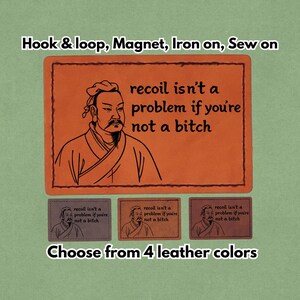 Könnte beinhalten: Orangenes Lederpatch mit einer Zeichnung eines Mannes und dem Text "recoil isn't a problem if you're not a bitch." Das Bild zeigt auch drei kleinere Patches und den Text "Wählen Sie aus 4 Lederfarben."