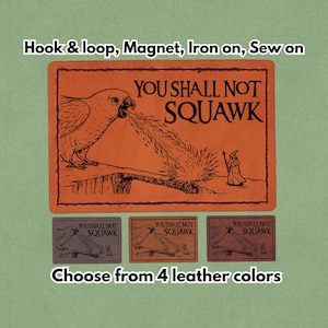 Può includere: Toppa arancione con un'illustrazione di pappagallo e la scritta "YOU SHALL NOT SQUAWK." Sotto, tre toppe più piccole con lo stesso disegno in diversi colori. È presente anche la scritta "Choose from 4 leather colors".