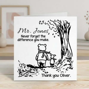 Pode incluir: Cartão branco com uma ilustração a preto e branco de um urso e um porco a andar debaixo de uma árvore. O cartão diz: "Sr. Jones, Nunca se esqueça da diferença que faz. Obrigado Oliver."