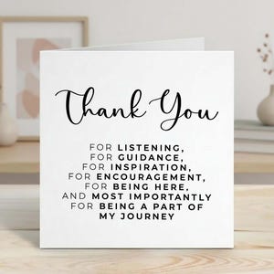 Może przedstawiać: Biała kartka z napisem "Thank You" w czarnym skrypcie. Karta wymienia powody wdzięczności, w tym słuchanie, wskazówki i inspirację. Karta leży na drewnianej powierzchni.