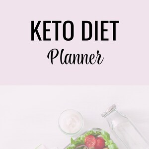 Op de afbeelding: Een lichtroze achtergrond met de zwarte woorden "KETO DIET Planner". Daaronder een glazen bak met salade met tomaten, sla en gehaktballen, een klein bakje saus en een glazen fles.