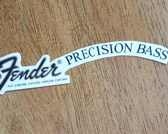 Decalque de transferência a água para guitarra Fender Precision Bass, reproduzido artesanalmente no estilo dos anos 70. Pré-cortado e pronto para usar.