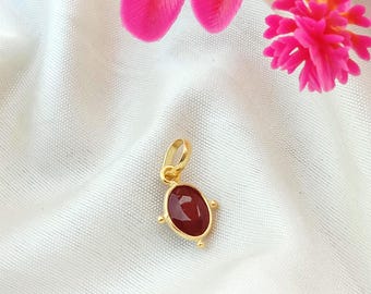 Handgemaakte 18k gouden robijnhanger, natuurlijke edelsteenbedel