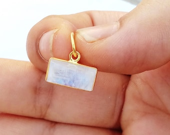 Handgemaakte 18k gouden hanger met regenboogmaansteen