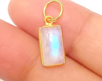 Handgemaakte 18k gouden hanger met regenboogmaansteen