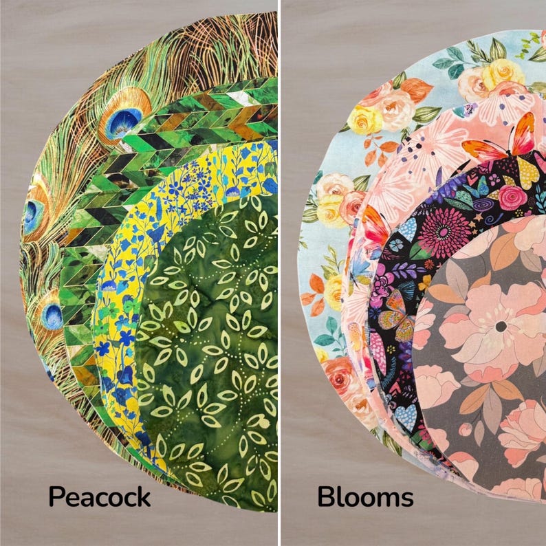 K&ouml;nnte beinhalten: Eine Sammlung runder Stoffabdeckungen mit zwei verschiedenen Mustern. Das Peacock-Set zeigt Pfauenfedern, geometrische gr&uuml;ne Formen, gelbe Blumenmuster und gr&uuml;ne Blattmotive. Das Blooms-Set zeigt Blumenarrangements, Schmetterlinge und botanische Designs in Rosa, Gelb und Schwarz.