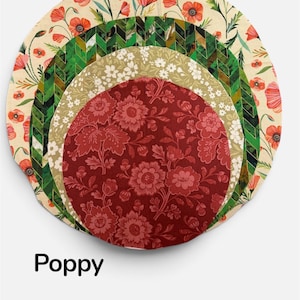 K&ouml;nnte beinhalten: Ein Set aus vier ineinander verschachtelten, runden Stoffsch&uuml;sseldeckeln mit elastischen R&auml;ndern. Die Muster umfassen einen cremefarbenen Hintergrund mit roten Mohnblumen, ein gr&uuml;nes Zickzackmuster, einen beigen Hintergrund mit kleinen wei&szlig;en Blumen und einen dunkelroten Blumendruck. Text: Poppy.
