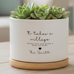"Personalisierter Dankes-Sukkulenten-Übertopf, ""Es braucht ein Dorf"" - Keramiktopf mit Namen, Geschenk für Babysitter-Lehrer-Trainer, minimaler weißer Übertopf."