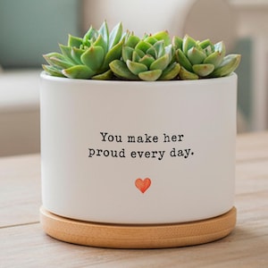 Op de afbeelding: Een rustiek houten bord met de tekst "Welcome to our home" in witte letters. Het bord heeft een verweerde afwerking en een eenvoudig, uitnodigend ontwerp, perfect voor een veranda of entree.