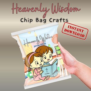 Op de afbeelding: Een chipzakontwerp met de tekst "Heavenly Wisdom" en "Chip Bag Crafts". De zak toont een illustratie van twee kinderen die een boek lezen met het label "Holy Bible". Een rode stempel luidt "Direct downloaden".