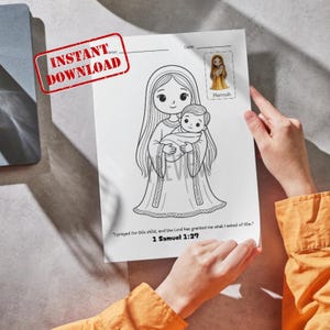Può includere: Pagina da colorare in bianco e nero con una madre che tiene in braccio un bambino. La pagina include il testo "Download istantaneo" e un versetto biblico da 1 Samuele 1:27. È presente anche una piccola illustrazione di una donna con l'etichetta "Hannah".