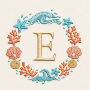 Pode incluir: Design bordado com a letra dourada "E" rodeada por uma grinalda com tema marinho. A grinalda inclui ondas turquesas, estrelas do mar e corais, juntamente com conchas cor de pêssego e moedas de ouro, sobre um fundo creme.