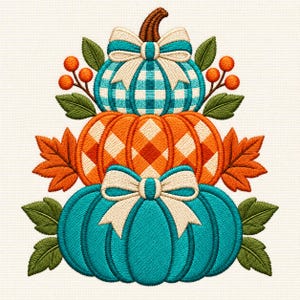 Op de afbeelding: Een borduurontwerp met een stapel van drie pompoenen. De bovenste pompoen is blauwgroen met wit geblokt en heeft een crèmekleurige strik. De middelste is oranje met wit geblokt. De onderste is effen blauwgroen met een crèmekleurige strik en oranje bessen.