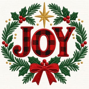 以下が含まれることがあります： 赤と黒のバッファローチェック柄の文字で「JOY」と刺繍されたデザイン。テキストは緑の松葉、ヒイラギの葉、赤い実の円形のリースに囲まれており、上部には金色の星、下部には赤いリボンがあしらわれています。
