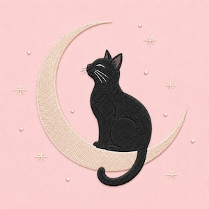 Pode incluir: Um emblema bordado apresentando um gato preto sentado em uma lua crescente de cor creme. O design inclui pequenas estrelas e pontos bordados espalhados ao redor da lua em um fundo rosa claro sólido, criando uma cena celestial.