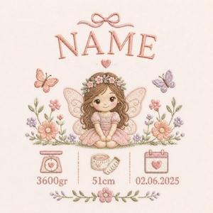 Puede incluir: Un diseño bordado con una hada central de cabello castaño y corona de flores, flanqueada por mariposas y flores. Arriba está el texto NAME. Abajo hay iconos de báscula, cinta métrica y calendario con 3600gr, 51cm y 02.06.2025.
