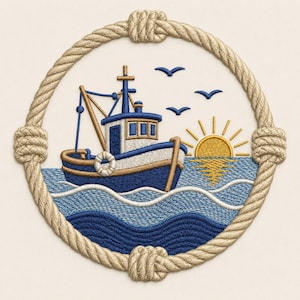 Könnte beinhalten: Ein kreisförmiger Stickaufnäher mit einem blau-weißen Fischerboot auf welligem blauem Wasser. Das Motiv zeigt eine gelbe Sonne, drei dunkelblaue Vögel und einen beigen Seilrand mit vier dekorativen Knoten auf cremefarbenem Hintergrund.