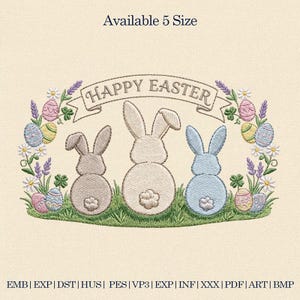 Pode incluir: Um desenho bordado com três coelhinhos da Páscoa em cores pastel, rodeados por ovos da Páscoa e flores. A faixa acima diz "HAPPY EASTER". O desenho está sobre um fundo creme.