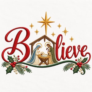 Könnte beinhalten: Ein Stickmuster mit dem Wort Believe in roter Schreibschrift und einer Krippenszene in der Mitte. Ein goldener Stern befindet sich über einem Holzstall mit den Figuren von Maria, Josef und dem Jesuskind, umrahmt von grüner Stechpalme und roten Beeren.