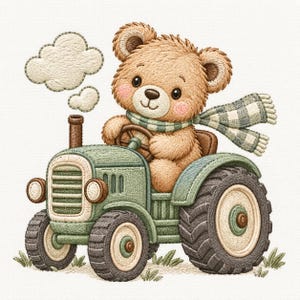 Puede incluir: Una ilustración bordada de un oso de peluche marrón claro con mejillas rosadas que lleva una bufanda de cuadros verdes y blancos, conduciendo un tractor verde con grandes neumáticos negros. Dos nubes blancas bordadas flotan sobre el escape.