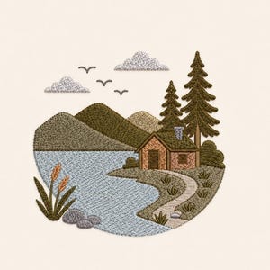 Puede incluir: Un parche bordado que muestra un paisaje con una pequeña cabaña junto a un lago, rodeada de pinos, colinas y nubes texturizadas. El diseño incluye un camino sinuoso, hierbas altas y tres pájaros volando en el cielo.
