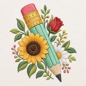 Op de afbeelding: Een geborduurd ontwerp met een lichtgroen potlood met een roze gum en een gouden metalen ring, omringd door een levendig arrangement van een gele zonnebloem, een rode roos, een wit madeliefje, groene bladeren en kleine roze en gele bessen.