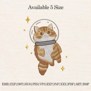 Puede incluir: Diseño bordado de un gato de dibujos animados con casco y collar de astronauta, flotando en el espacio. El gato es marrón y blanco con ojos grandes. También se incluyen estrellas doradas y el texto "Available 5 Size".