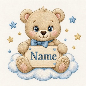 Può includere: Design ricamato di un orsacchiotto. L'orso marrone chiaro ha un papillon blu e occhi blu. È seduto su una nuvola blu e bianca, tenendo un cartello con "Name" in blu. Stelle blu e oro circondano l'orso.