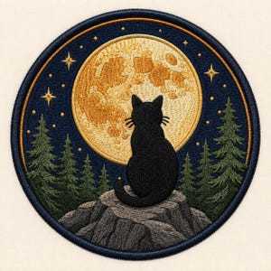 以下が含まれることがあります： 大きな黄色い満月を背にして灰色の岩の上に座る黒猫が描かれた円形の刺繍ワッペン。濃い紺色の夜空を背景に、深緑色の松の木と小さな黄色い星が刺繍されており、全体が濃い青色の縁取りで囲まれています。