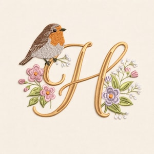 Könnte beinhalten: Gestickter goldener Buchstabe "H", verziert mit einem braun-orangen Vogel, der auf dem Buchstaben sitzt. Rosa und lila Blumen mit grünen Blättern und weißen Akzenten umgeben den Buchstaben, vor einem cremefarbenen Hintergrund. Ein dekoratives Blumendesign.
