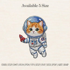 Könnte beinhalten: Ein gestickter Aufnäher mit einer Cartoon-Katze in einem Astronautenanzug, die eine rote Rakete hält. Die Katze hat orange-weißes Fell, grüne Augen und trägt einen blauen Helm. Der Text "Available 5 Size" steht oben.