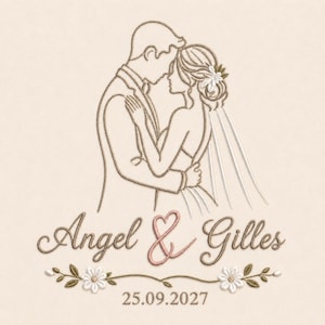 Può includere: Ricamo raffigurante una coppia che si abbraccia, con i nomi "Angel & Gilles" e la data "25.09.2027" sottostanti. Il disegno include elementi floreali ed è realizzato in oro e bianco su sfondo beige.