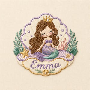 Puede incluir: Un parche bordado que muestra una sirena con cabello largo castaño y una corona dorada, sentada dentro de una gran concha marina color crema. El diseño incluye algas verdes, coral rosa, estrellas de mar amarillas y el nombre Emma en morado.