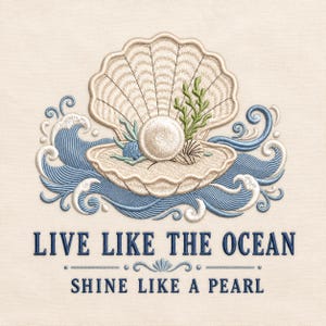 Pode incluir: Design bordado de uma concha com uma pérola, algas marinhas e ondas estilizadas em tons de bege, azul e verde. O texto "LIVE LIKE THE OCEAN" e "SHINE LIKE A PEARL" é exibido abaixo.