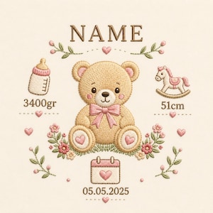 Può includere: Design ricamato con un orsacchiotto con fiocco rosa, circondato da elementi floreali e cuori. Include un biberon, un cavallo a dondolo e il testo "NAME", con misure di 3400g e 51cm, e la data 05.05.2025.