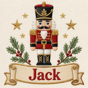 Può includere: Un ricamo di uno schiaccianoci con giacca rossa, cappello nero e barba bianca, affiancato da rami di pino verdi con bacche rosse e stelle dorate. Sotto la figura si trova un nastro color crema con il nome Jack scritto in rosso.
