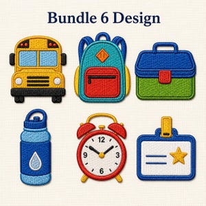 Può includere: Un set di sei toppe ricamate con la scritta Bundle 6 Design, raffiguranti uno scuolabus giallo, uno zaino turchese e rosso, un portapranzo blu e verde, una borraccia blu, una sveglia rossa e un badge identificativo blu con una stella gialla.