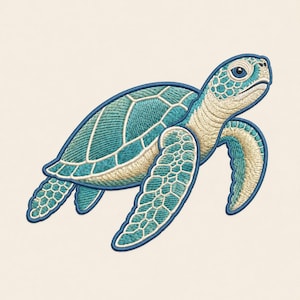 Puede incluir: Un parche bordado de una tortuga marina con una paleta de colores verde azulado y crema. La tortuga se muestra en movimiento de nado con costuras detalladas en su caparazón y aletas, delineada con hilo azul oscuro sobre un fondo claro.