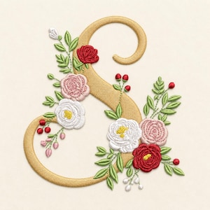 Pode incluir: Letra "S" bordada em ouro, adornada com flores vermelhas, rosas e brancas, folhas verdes e bagas vermelhas. O design floral é detalhado e delicado, sobre um fundo creme. O estilo de bordado lembra trabalhos de agulha vintage.
